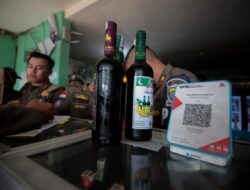 Satpol PP Bandung Segel Empat Kios Miras Ilegal