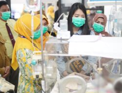 Hari Anak Nasional, Ny. Ega Anjani Beri Semangat Pasien Anak di RSUD Subang