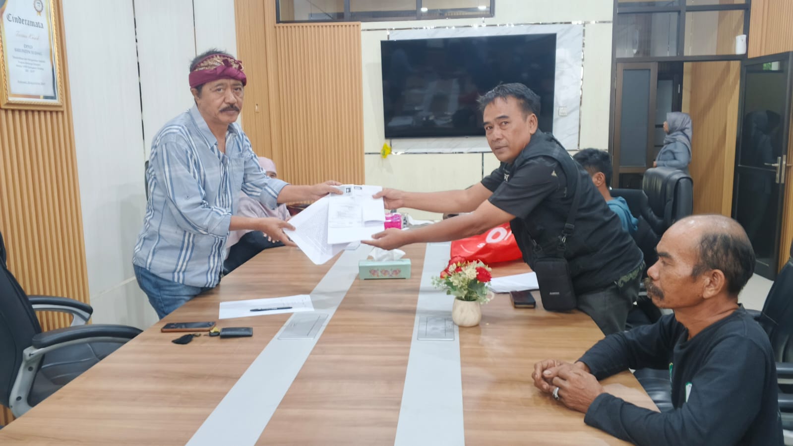 Penyerahkan dokumen aduan bantuan sosial di Desa Sukamandijaya kepada Komisi IV DPRD Subang